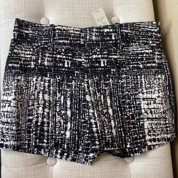 ANN TAYLOR BLACK AND WHITE GRAFFITI PRINT SHORT - Picture 2 of 6